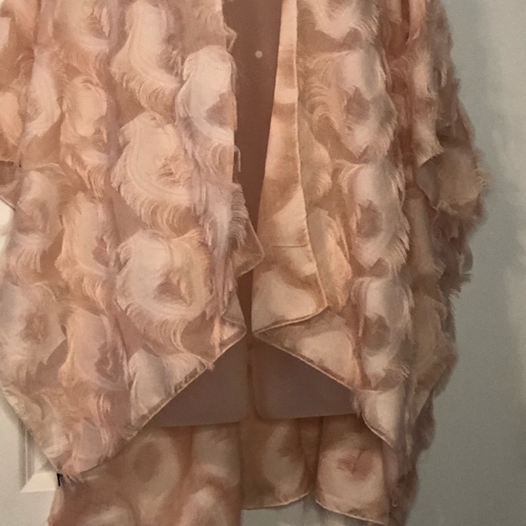 NWT JC SUNNY RUANA with Eyelash Fringe Detail, Pink One Size Fits Most - Picture 3 of 11